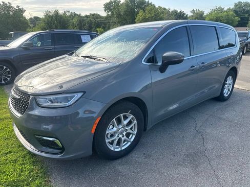 Used 2023 Chrysler Pacifica Touring-L w/ Uconnect Theater Family Group FWD image 1