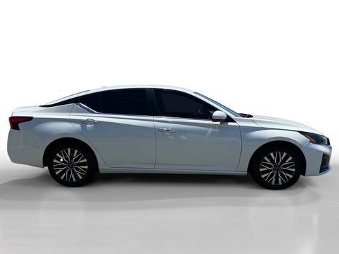 Used 2023 Nissan Altima 2.5 SV FWD image 6