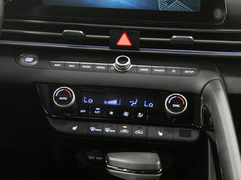 Used 2025 Hyundai Elantra SEL FWD image 17