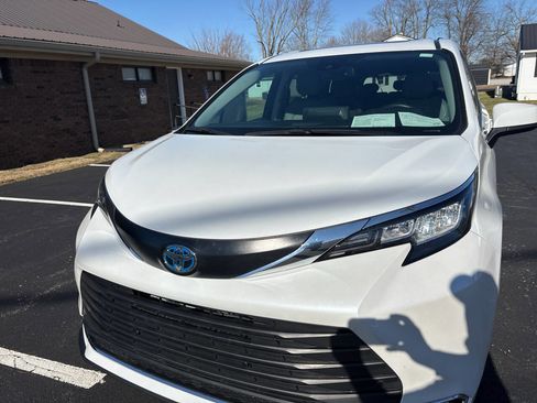 Used 2023 Toyota Sienna XLE image 3