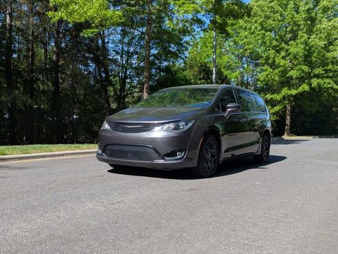 Used 2018 Chrysler Pacifica Touring Plus w/ S Appearance Package FWD image 2