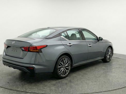 Used 2025 Nissan Altima 2.5 SV FWD image 9