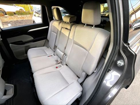 Used 2017 Toyota Highlander LE image 18
