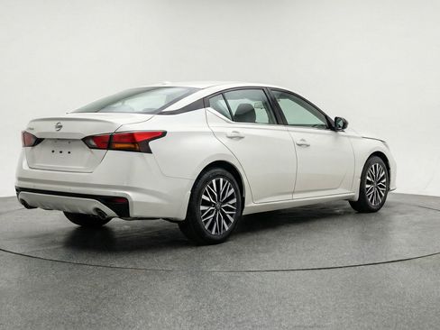 Used 2025 Nissan Altima 2.5 SV FWD image 9