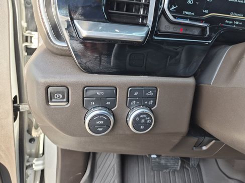 Used 2022 GMC Sierra 1500 SLT AWD/4WD image 25