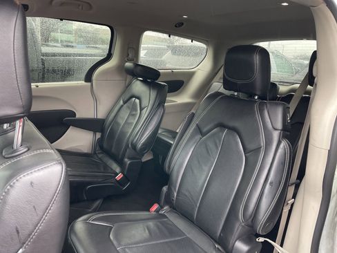 Used 2022 Chrysler Pacifica Touring-L image 4