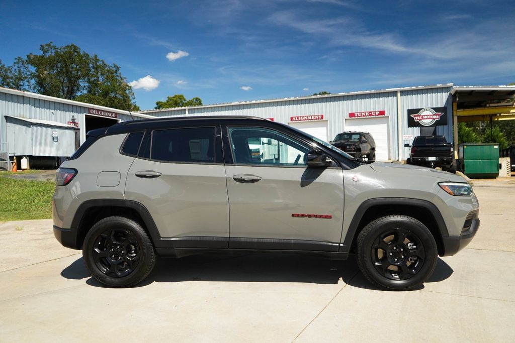 Used 2023 Jeep Compass Trailhawk w/ Trailhawk Elite Group AWD/4WD image 3