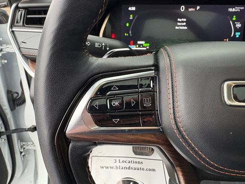 Used 2022 Jeep Grand Cherokee Summit w/ Luxury Tech Group V image 25