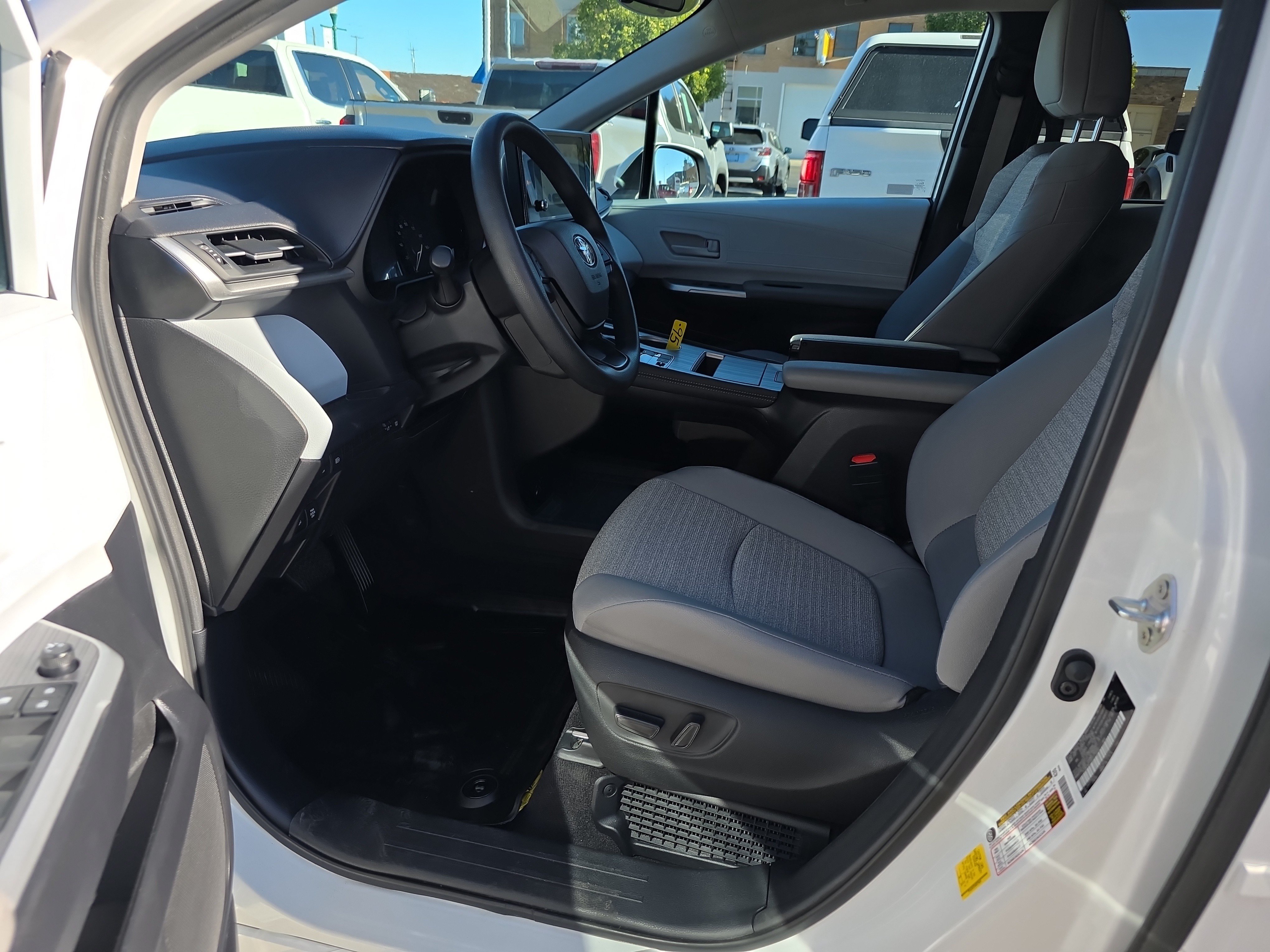 Used 2025 Toyota Sienna LE AWD/4WD image 2