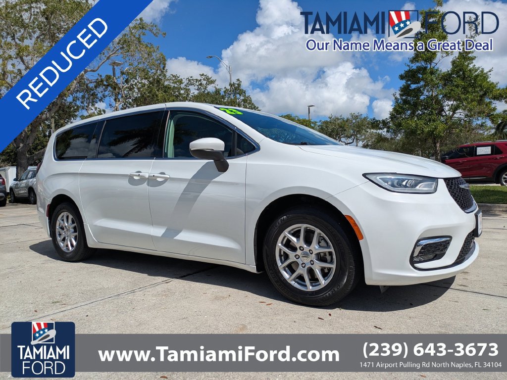 Used 2023 Chrysler Pacifica Touring-L FWD image 1