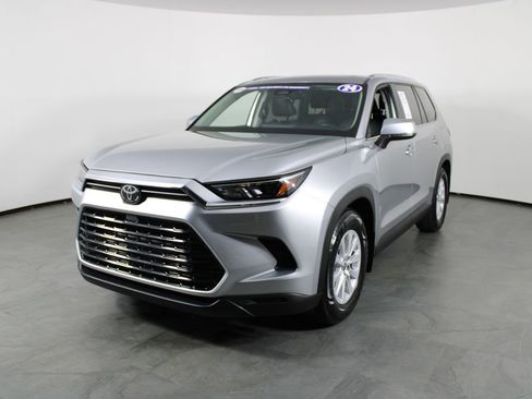 Used 2024 Toyota Grand Highlander FWD image 2