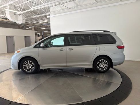 Used 2020 Toyota Sienna XLE w/ XLE Navigation Package FWD image 6