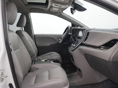 Used 2020 Toyota Sienna XLE Premium w/ Carpet Mat Package FWD image 13
