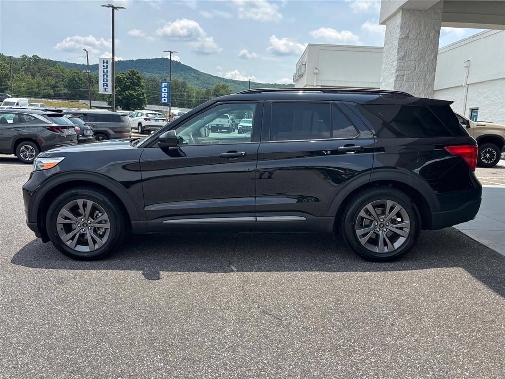 Used 2024 Ford Explorer XLT w/ Equipment Group 202A RWD image 25