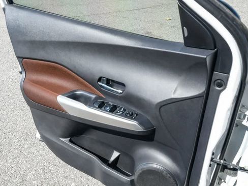 Used 2018 Nissan Kicks SR image 26