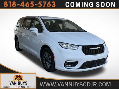 Used 2022 Chrysler Pacifica Touring-L w/ Uconnect Theater Family Group