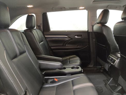 Used 2017 Toyota Highlander XLE image 19
