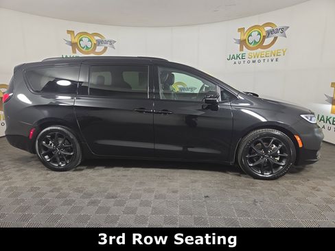Certified 2024 Chrysler Pacifica Limited w/ S Appearance Package FWD image 11