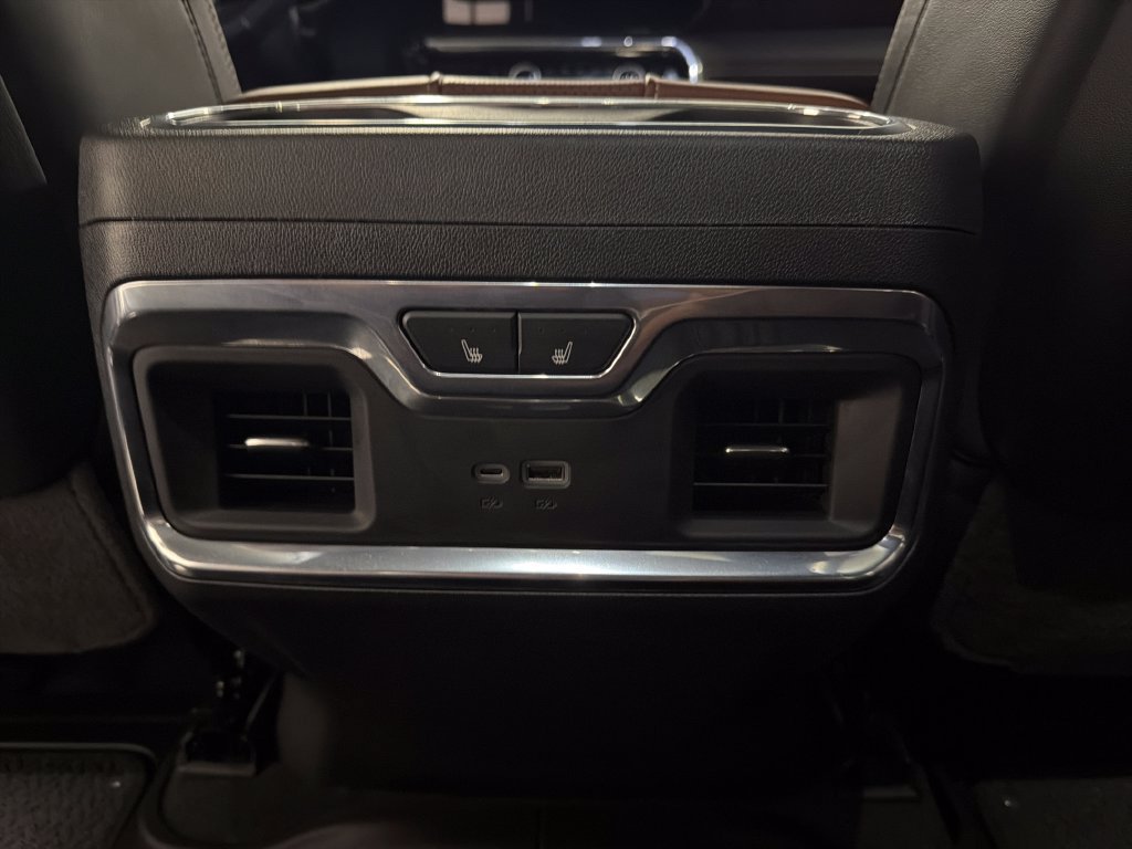 Used 2026 GMC Sierra 2500 Denali Ultimate w/ LPO, Black Badging Package AWD/4WD image 16