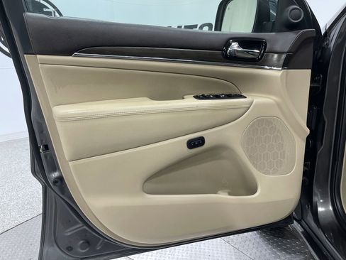 Used 2020 Jeep Grand Cherokee Overland AWD/4WD image 15
