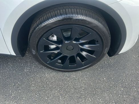 Used 2024 Tesla Model Y Long Range RWD image 8