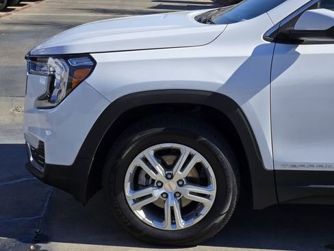 Used 2024 GMC Terrain SLE image 9