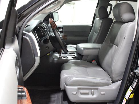 Used 2019 Toyota Sequoia Platinum AWD/4WD image 3
