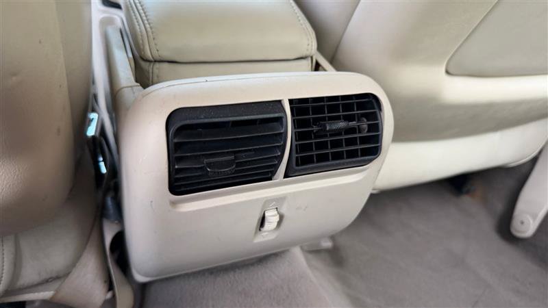 Used 2003 Lincoln Town Car Executive RWD image 19