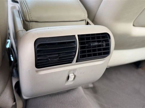 Used 2003 Lincoln Town Car Executive RWD image 19