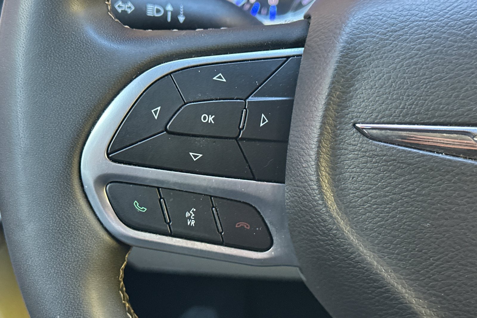 Used 2023 Chrysler Pacifica Limited FWD image 32