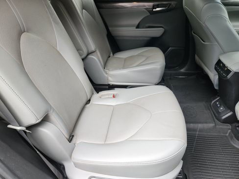 Used 2022 Toyota Highlander Limited AWD/4WD image 18