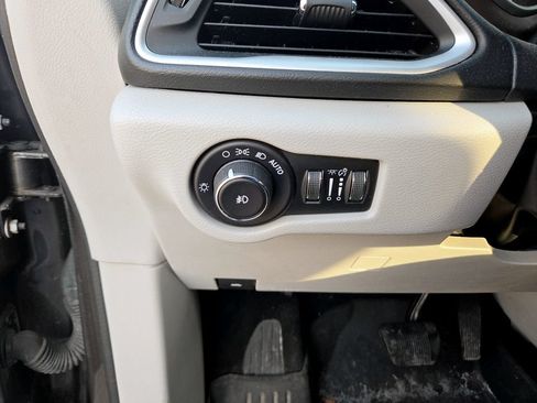 Used 2018 Chrysler Pacifica Touring Plus w/ Tire & Wheel Group FWD image 18