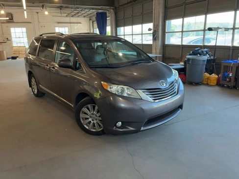 Used 2017 Toyota Sienna XLE AWD/4WD image 3