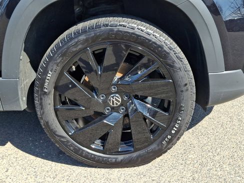 Certified 2024 Volkswagen Taos SE image 8