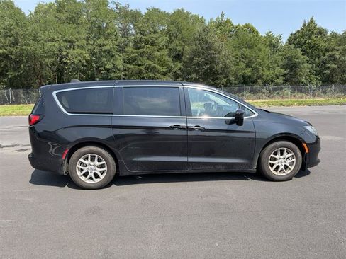 Used 2023 Chrysler Voyager LX FWD image 3
