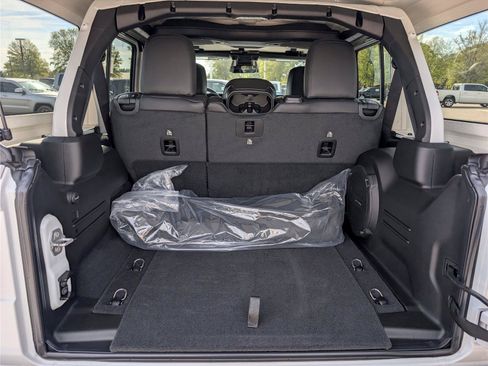 New 2026 Jeep Wrangler Unlimited Sahara AWD/4WD image 32
