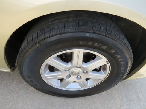 Used 2012 Chrysler Town & Country Touring FWD image 22