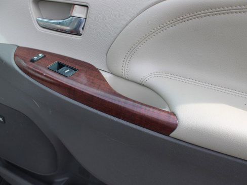 Used 2014 Toyota Sienna Limited w/ Limited Premium Package image 18