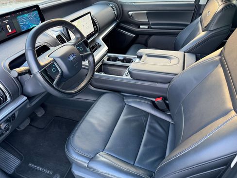 Used 2025 Ford Expedition Platinum image 4