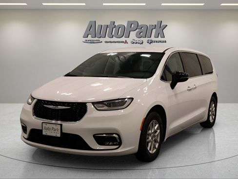 Used 2025 Chrysler Pacifica Select FWD image 6