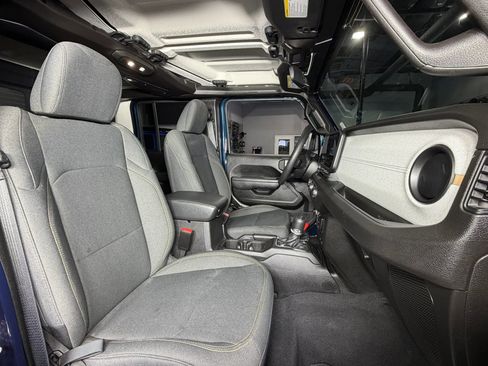 Used 2025 Jeep Gladiator Sport image 18