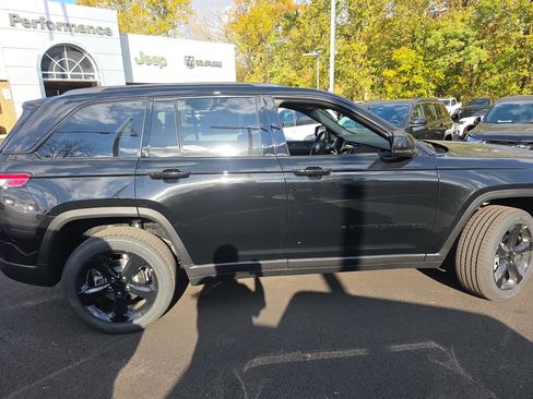 New 2025 Jeep Grand Cherokee Altitude w/ Trailer Tow Package image 24
