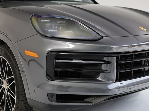 Used 2024 Porsche Cayenne AWD/4WD image 17