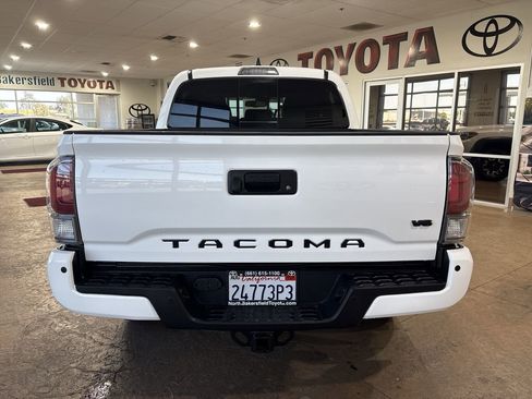 Certified 2022 Toyota Tacoma TRD Off-Road w/ Technology Package AWD/4WD image 9
