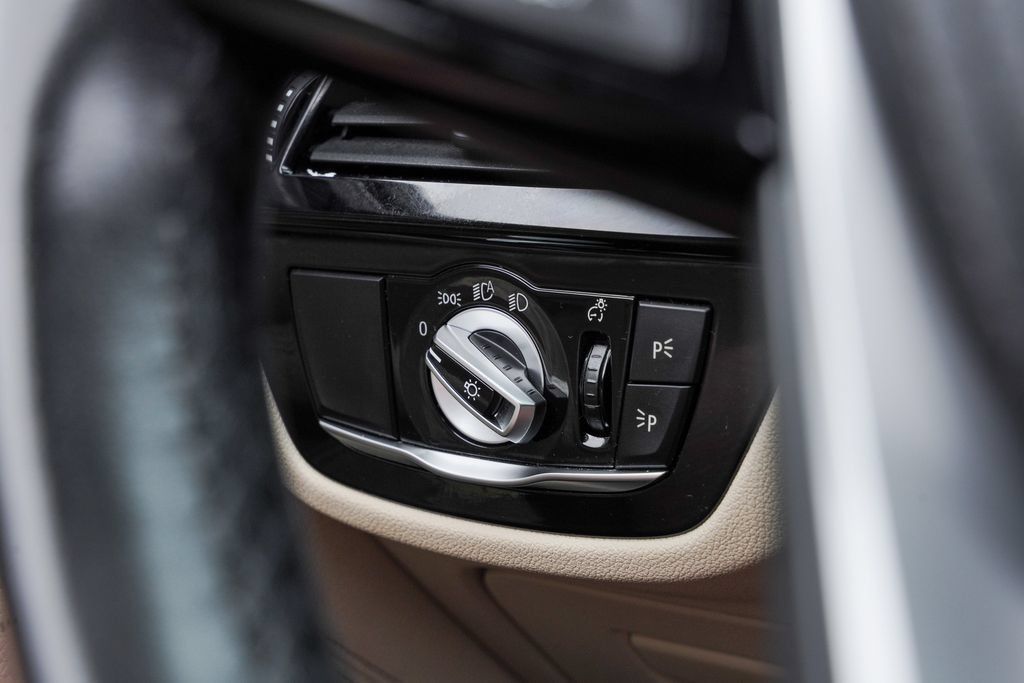 Used 2019 BMW 530e RWD image 16