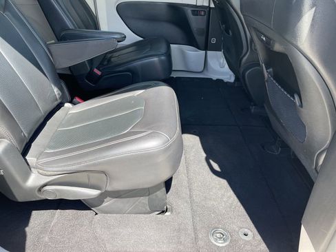 Used 2022 Chrysler Pacifica Touring-L FWD image 33