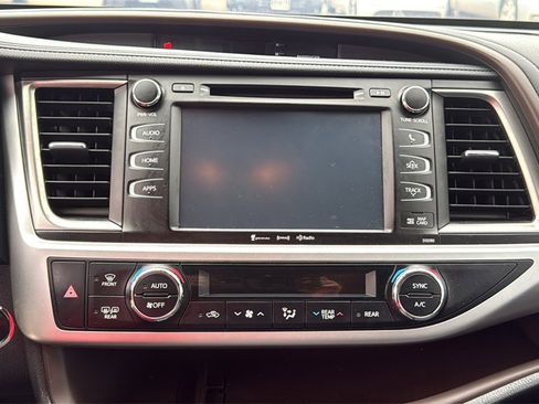 Used 2019 Toyota Highlander XLE image 9