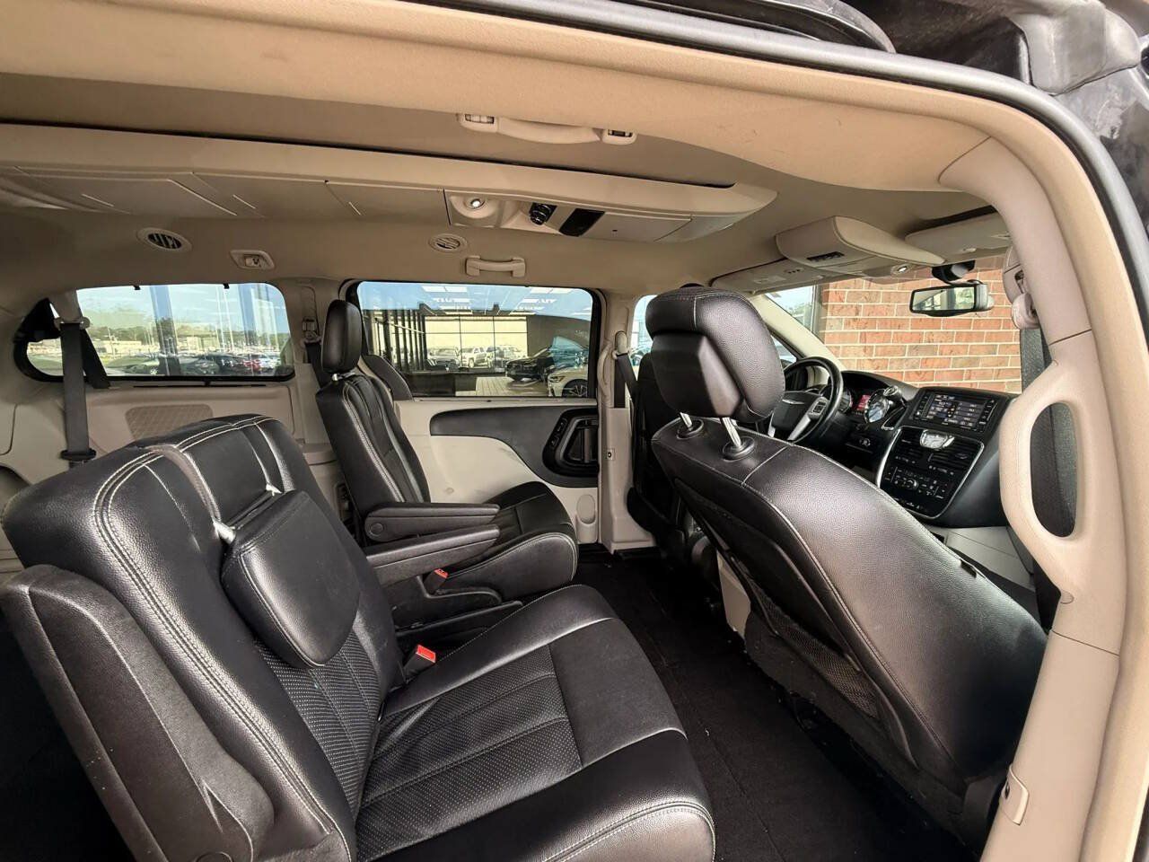 Used 2015 Chrysler Town & Country Touring-L w/ Driver Convenience Group FWD image 22