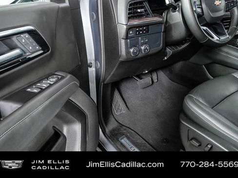 Used 2025 Chevrolet Suburban LT RWD image 7