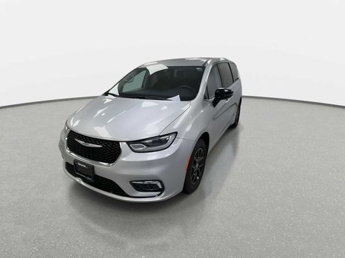 Used 2024 Chrysler Pacifica Touring-L image 4